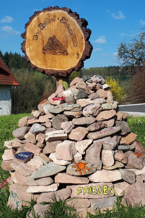 Findlinge-Haufen, Ein Mann arbeitet an einem Holzpferd, Bewohnerprojekte, Immanuel Therapiezentrum Röthof in Schmalkalden Findlinge-Haufen, Ein Mann arbeitet an einem Holzpferd, Bewohnerprojekte, Immanuel Therapiezentrum Röthof in Schmalkalden