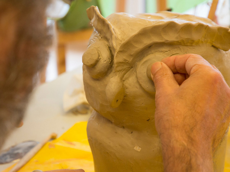 Bewohner töpfert Eule - Immanuel Therapaiezentrum Röthof in Schmalkalden Bewohner töpfert Eule - Immanuel Therapaiezentrum Röthof in Schmalkalden