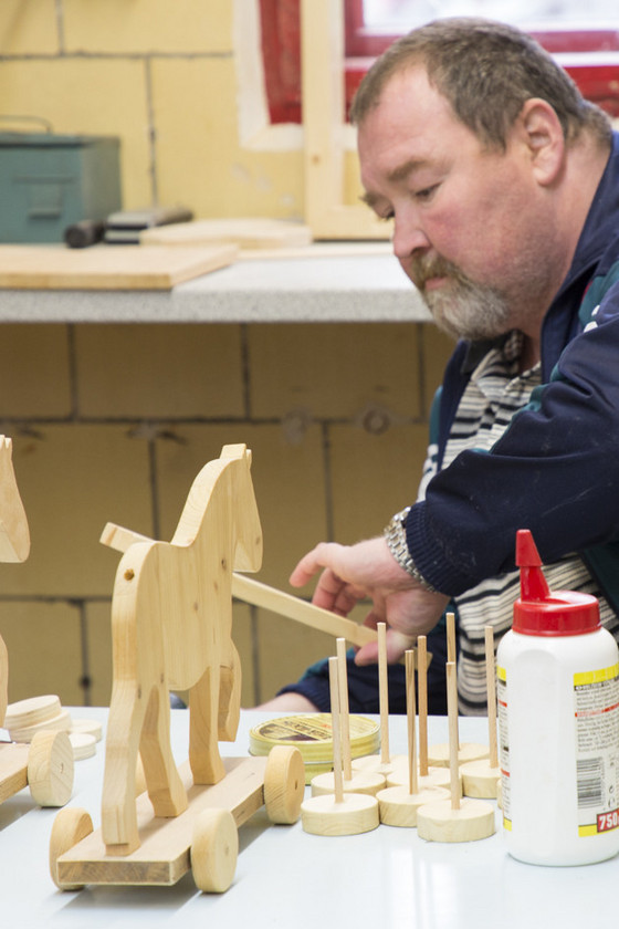 Ein Mann arbeitet an einem Holzpferd, Bewohnerprojekte, Immanuel Therapiezentrum Röthof in Schmalkalden Ein Mann arbeitet an einem Holzpferd, Bewohnerprojekte, Immanuel Therapiezentrum Röthof in Schmalkalden